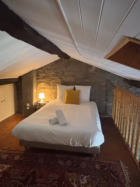 La Mezzanine — lit double sous les poutres