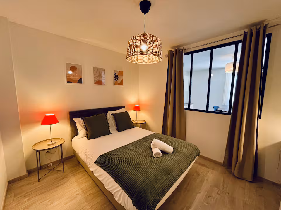 Le Central — chambre avec lit double