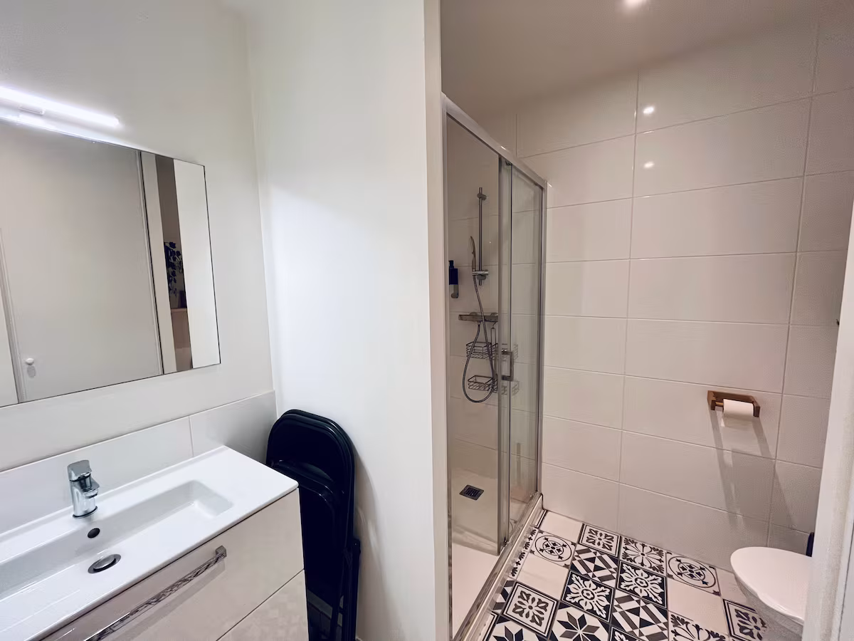 Le Central — salle de bain avec douche et vasque