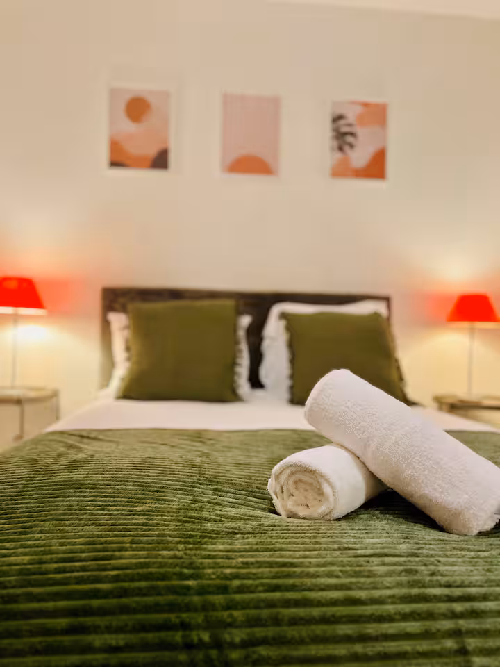Le Central — lit double et serviettes