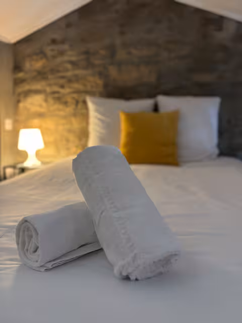 La Mezzanine — chambre avec mur en pierre