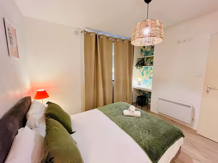 Le Central — chambre et fenêtre